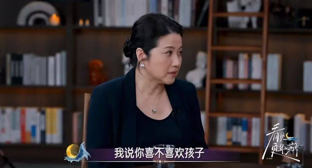 52岁影后颜丙燕公开小20岁男友：他知道我将步入更年期<strong></p>
<p>高利理财</strong>，已甜蜜相恋5年，两人出门必须手拉手