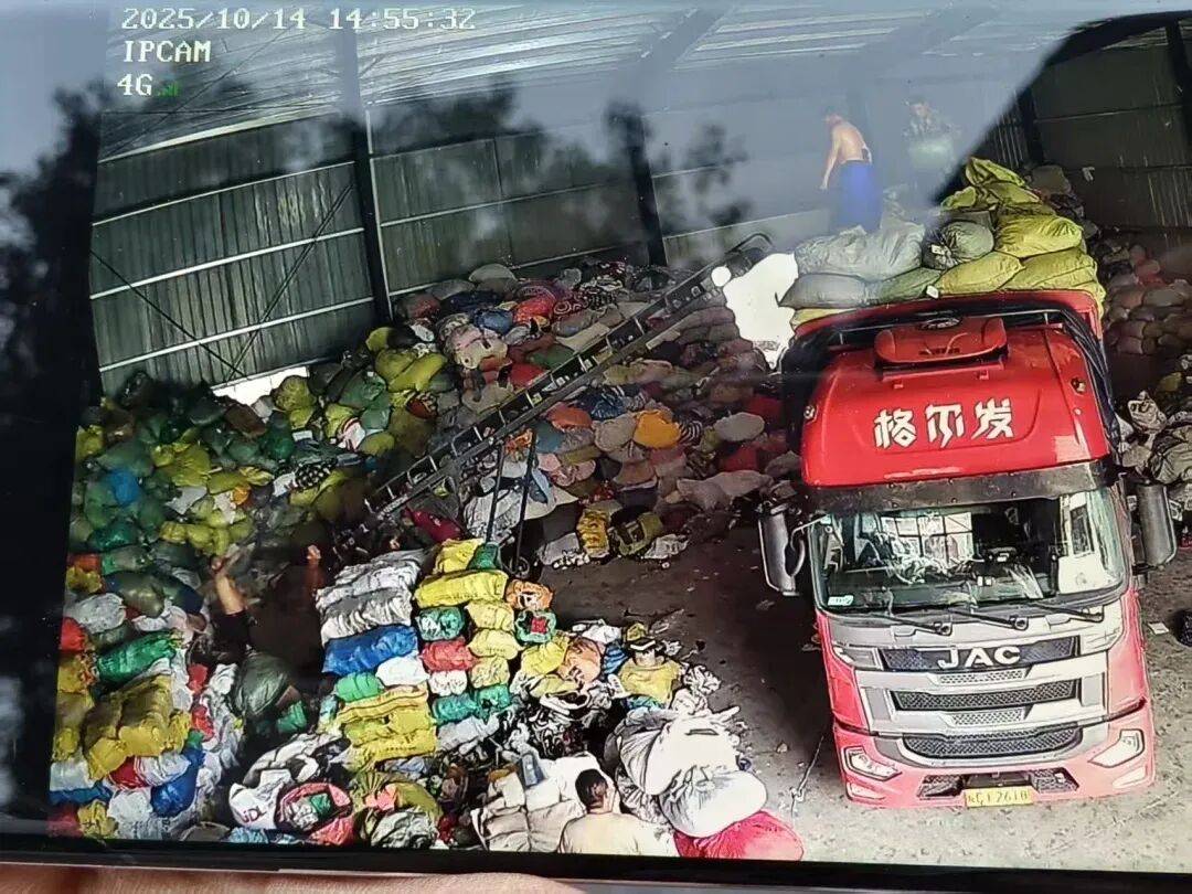 江西一女生误卖奶奶藏有13万元黄金首饰的旧衣<strong></p>
<p>6万理财</strong>，回收站：没安装监控没发现金器，分拣工人是临时工