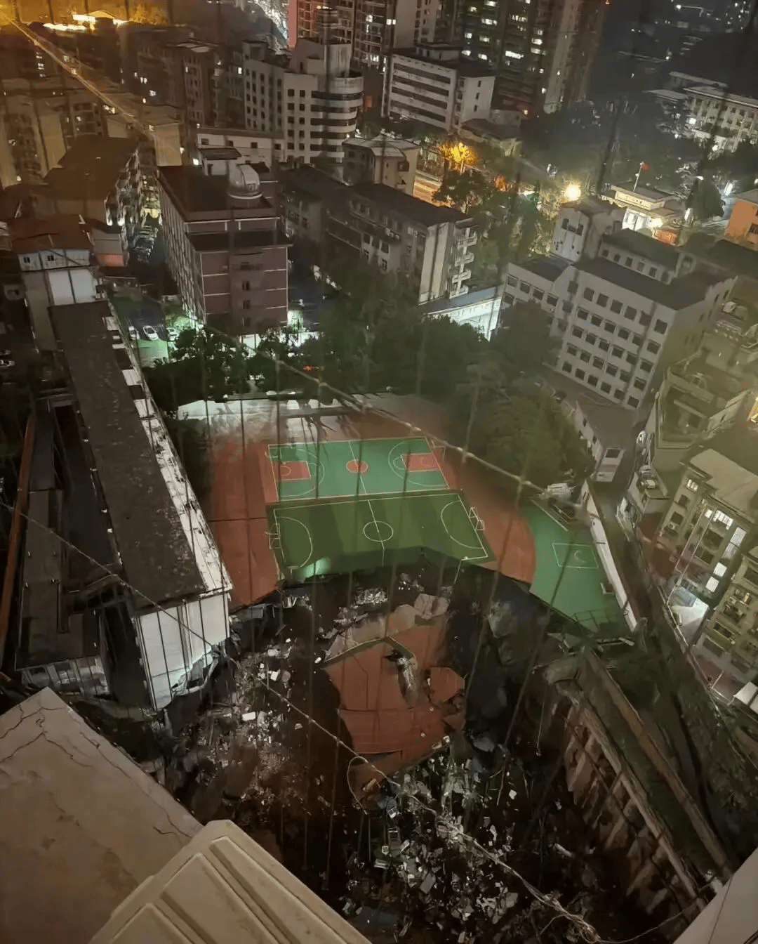 近4000人小学突发坍塌形成巨大坑洞<strong></p>
<p>6万理财</strong>，操场塌下去一半，“还好发生在夜里”
