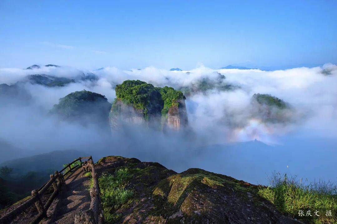 为什么年轻人迷上了爬山？ | 秋高气爽<strong></p>
<p>6万理财</strong>，是时候出发了→