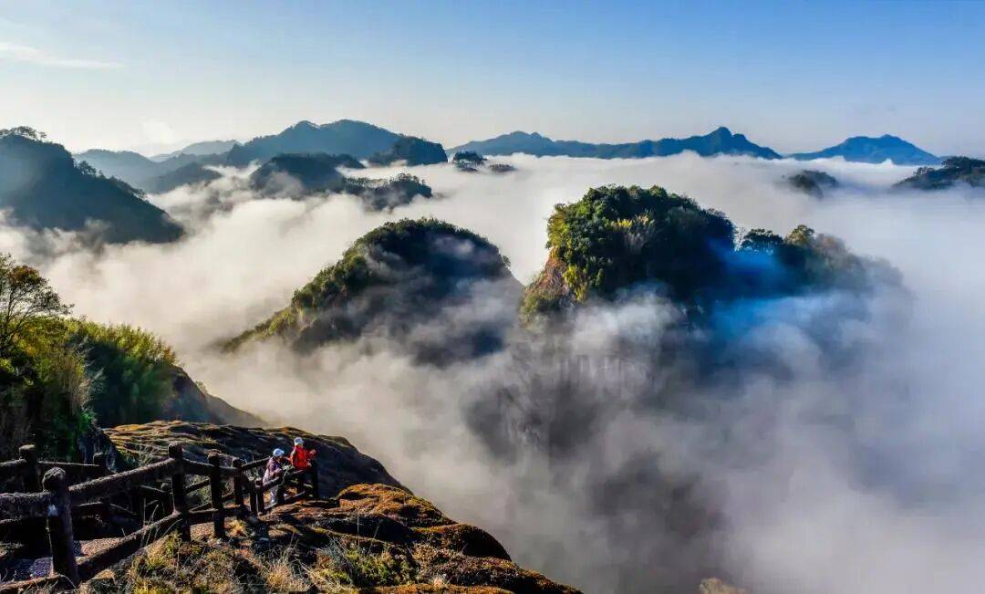 为什么年轻人迷上了爬山？ | 秋高气爽<strong></p>
<p>6万理财</strong>，是时候出发了→