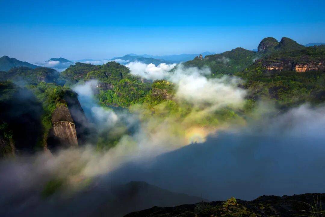 为什么年轻人迷上了爬山？ | 秋高气爽<strong></p>
<p>6万理财</strong>，是时候出发了→