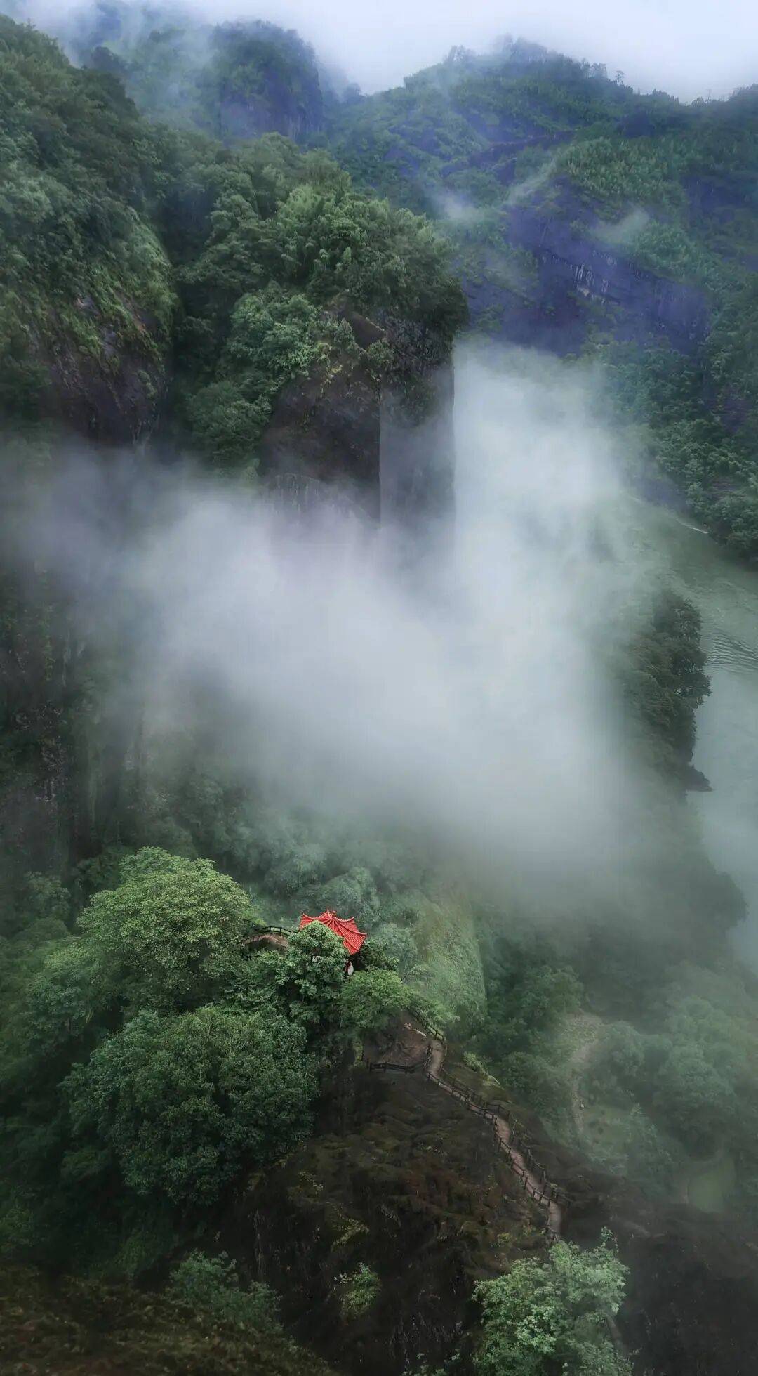 为什么年轻人迷上了爬山？ | 秋高气爽<strong></p>
<p>6万理财</strong>，是时候出发了→