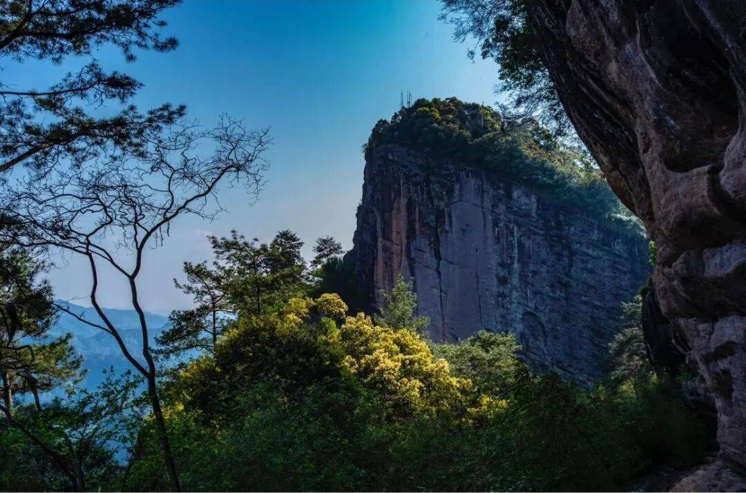 为什么年轻人迷上了爬山？ | 秋高气爽<strong></p>
<p>6万理财</strong>，是时候出发了→