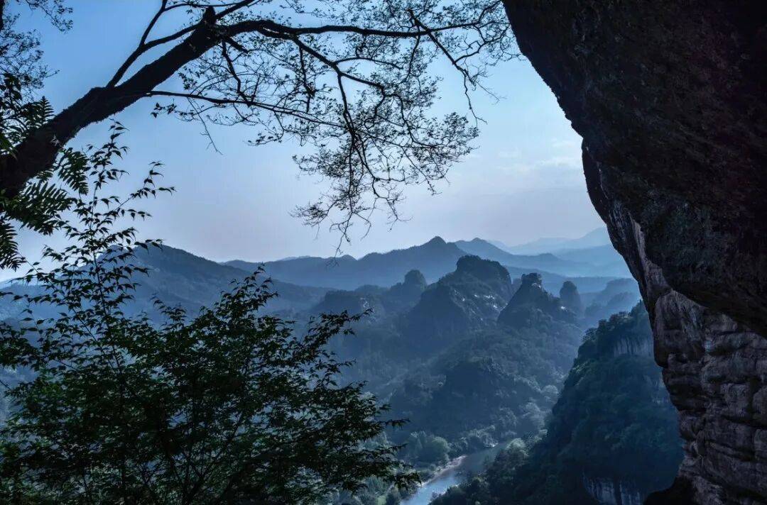 为什么年轻人迷上了爬山？ | 秋高气爽<strong></p>
<p>6万理财</strong>，是时候出发了→