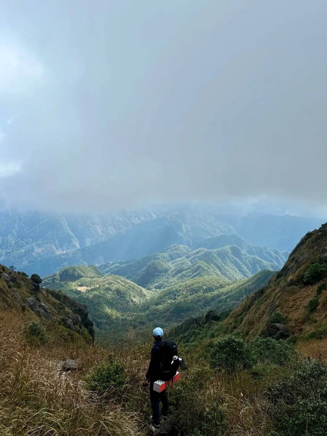 为什么年轻人迷上了爬山？ | 秋高气爽<strong></p>
<p>6万理财</strong>，是时候出发了→