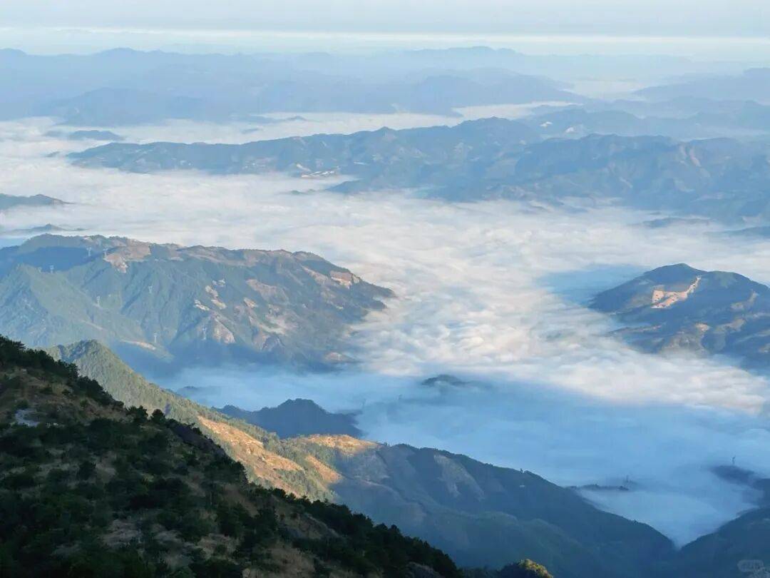 为什么年轻人迷上了爬山？ | 秋高气爽<strong></p>
<p>6万理财</strong>，是时候出发了→