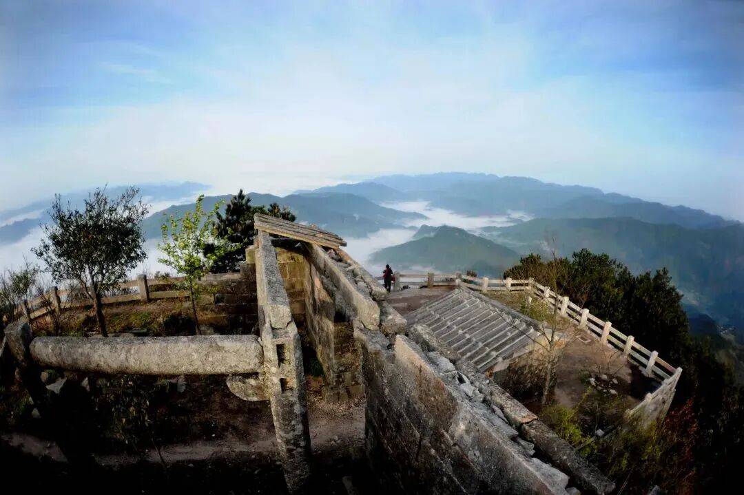 为什么年轻人迷上了爬山？ | 秋高气爽<strong></p>
<p>6万理财</strong>，是时候出发了→