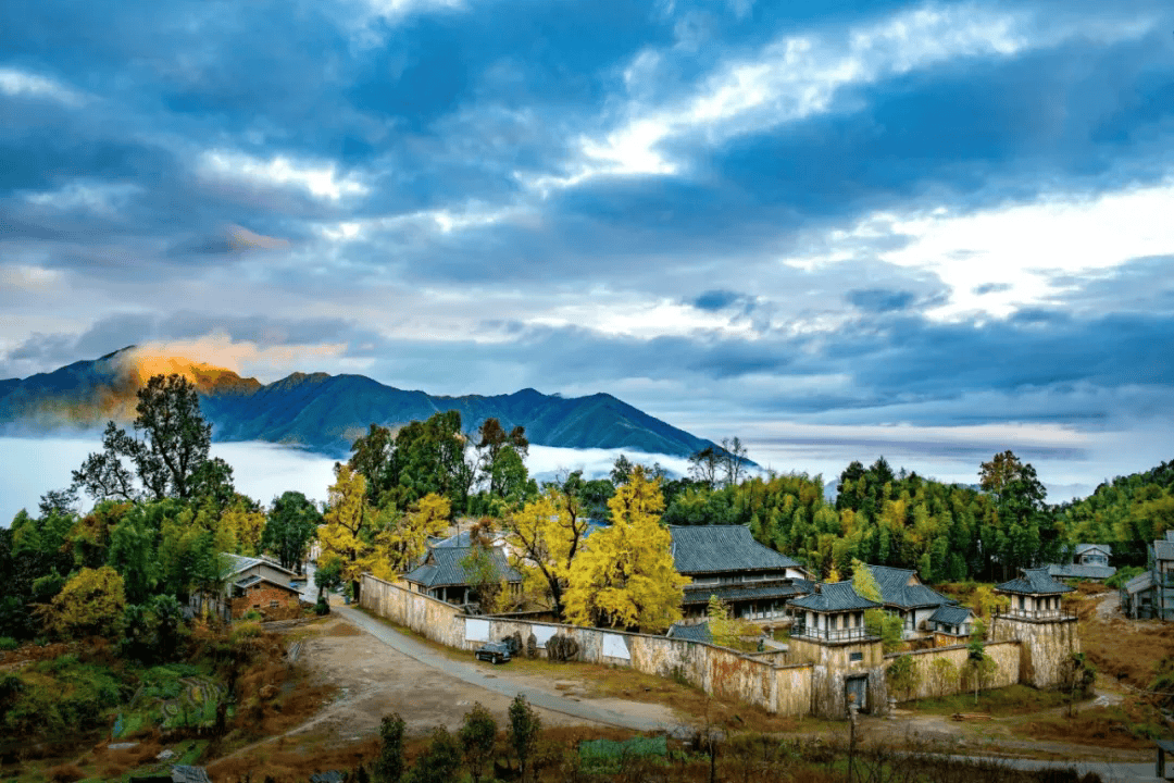 为什么年轻人迷上了爬山？ | 秋高气爽<strong></p>
<p>6万理财</strong>，是时候出发了→