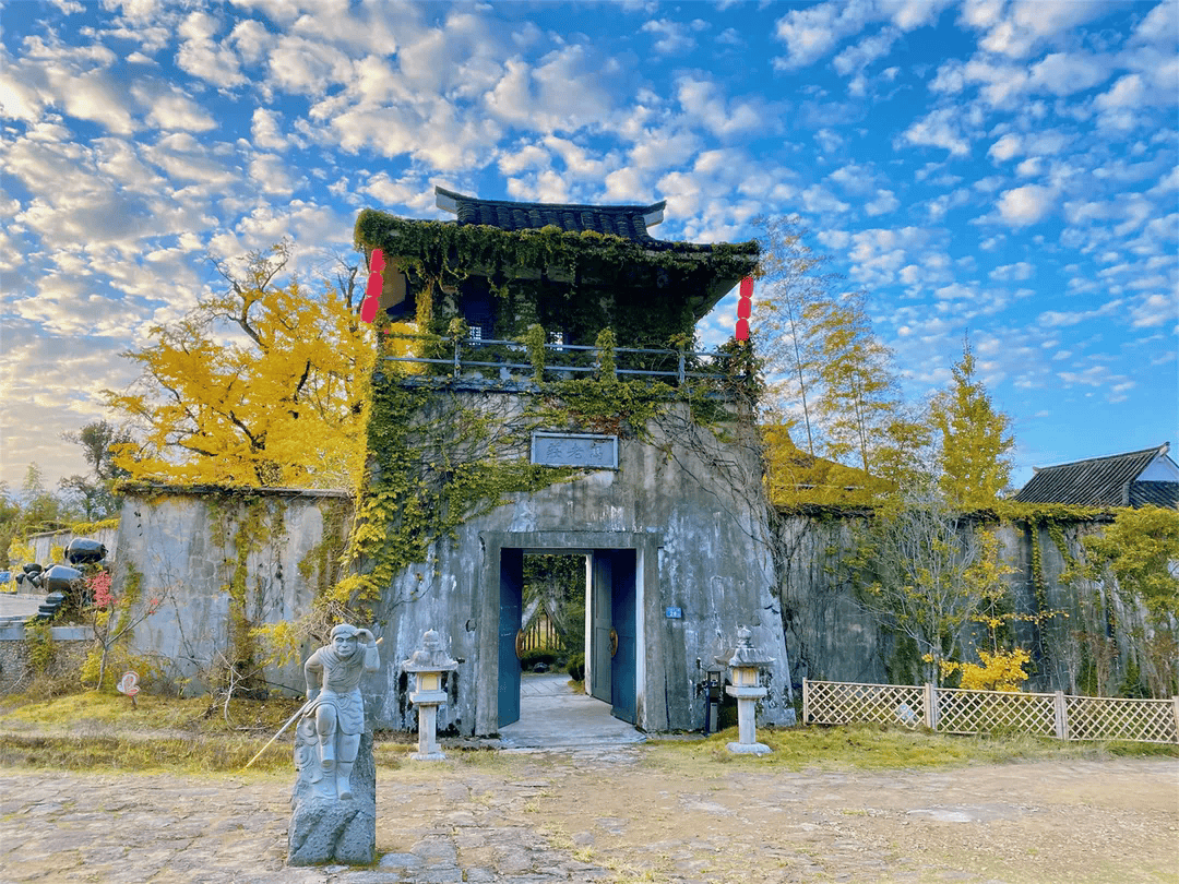 为什么年轻人迷上了爬山？ | 秋高气爽<strong></p>
<p>6万理财</strong>，是时候出发了→