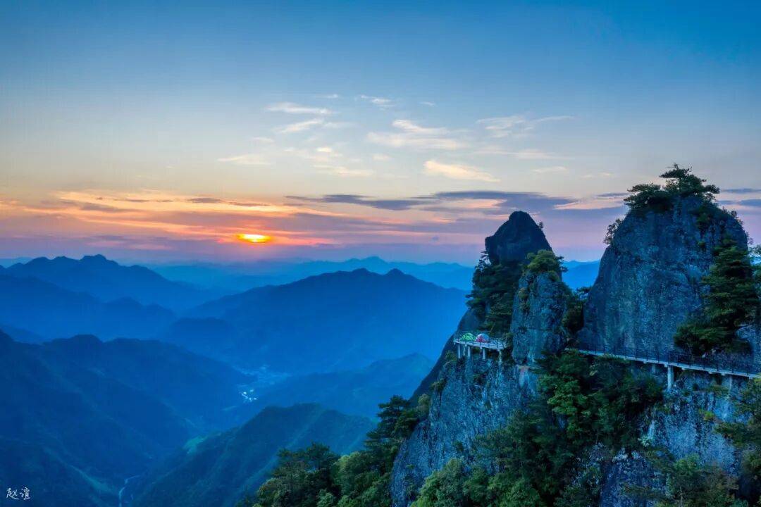 为什么年轻人迷上了爬山？ | 秋高气爽<strong></p>
<p>6万理财</strong>，是时候出发了→