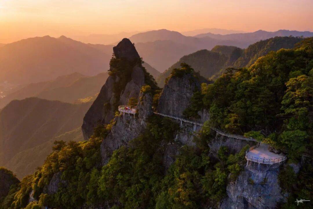 为什么年轻人迷上了爬山？ | 秋高气爽<strong></p>
<p>6万理财</strong>，是时候出发了→
