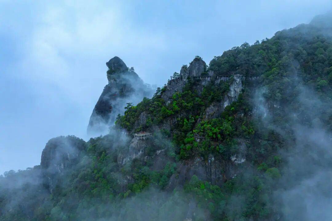 为什么年轻人迷上了爬山？ | 秋高气爽<strong></p>
<p>6万理财</strong>，是时候出发了→