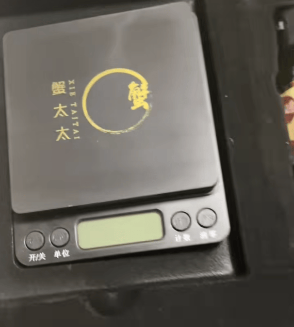 消费者花400元买到臭蟹客服建议蘸醋吃<strong></p>
<p>6万理财</strong>，“包退包赔”的售后执行严苛，网红蟹太太信任危机凸显，被协会除名屡遭行政处罚