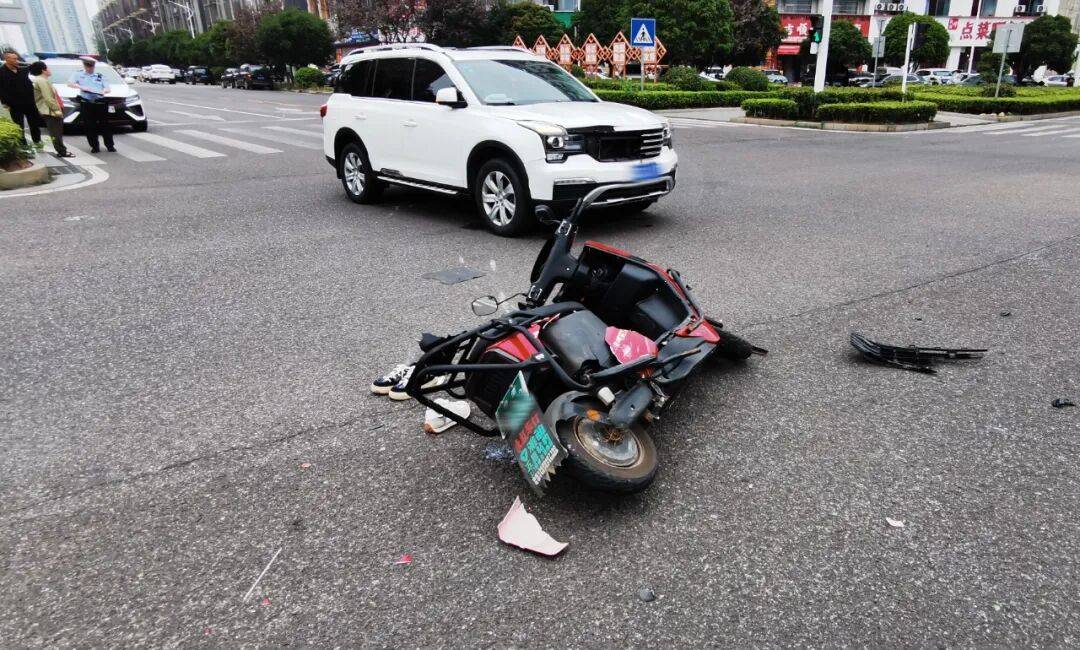湖南湘潭一女生骑车闯红灯<strong></p>
<p>证券公司理财产品</strong>，骨折、肝破裂…