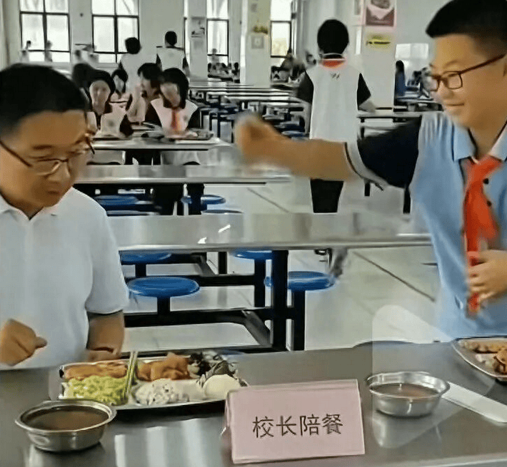 因“被学生抢鸡排”走红的校长病逝<strong></p>
<p>证券公司理财产品</strong>，其子：月初刚做心血管手术，约千人赶来送最后一程
