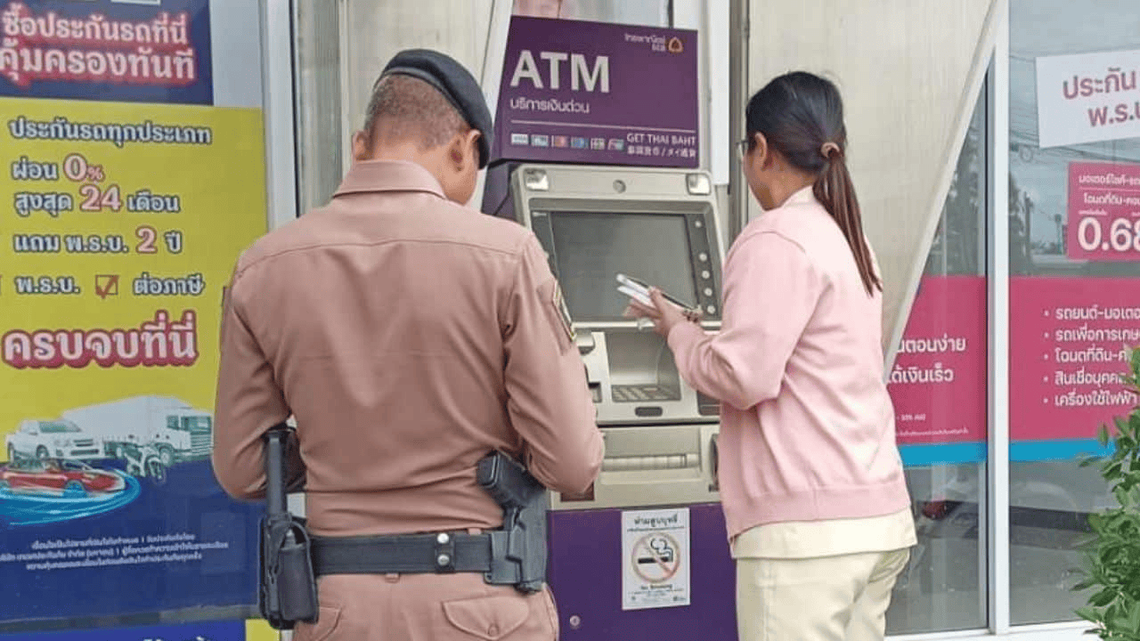 泰国女子在ATM机取钱<strong></p>
<p>银宝理财</strong>,取款口突然窜出一条蛇