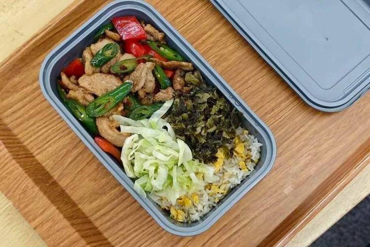 国铁成都局推出17元高铁盒饭:门店现炒<strong></p>
<p>银宝理财</strong>,送餐到座