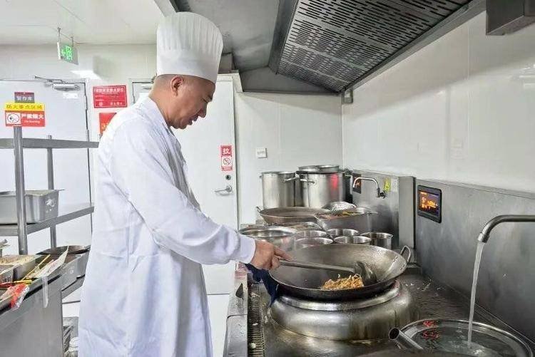国铁成都局推出17元高铁盒饭:门店现炒<strong></p>
<p>银宝理财</strong>,送餐到座