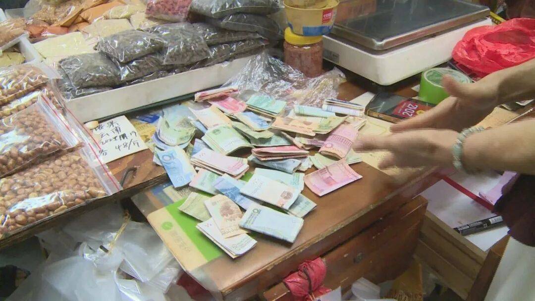 广东一男子两三年持续往批发店无故扔钱<strong></p>
<p>理财app下载</strong>，店主：每次他都不承认，还钱还把钱送回来