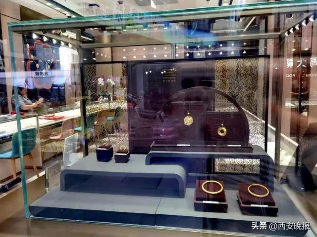 午后突发，黄金再度大跳水，现货黄金一度大跌1.92%<strong></p>
<p>理财app下载</strong>。