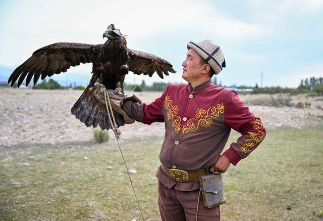 青年说 | 到中亚<strong></p>
<p>理财夜市</strong>，奔赴一场激动人心的“探秘”