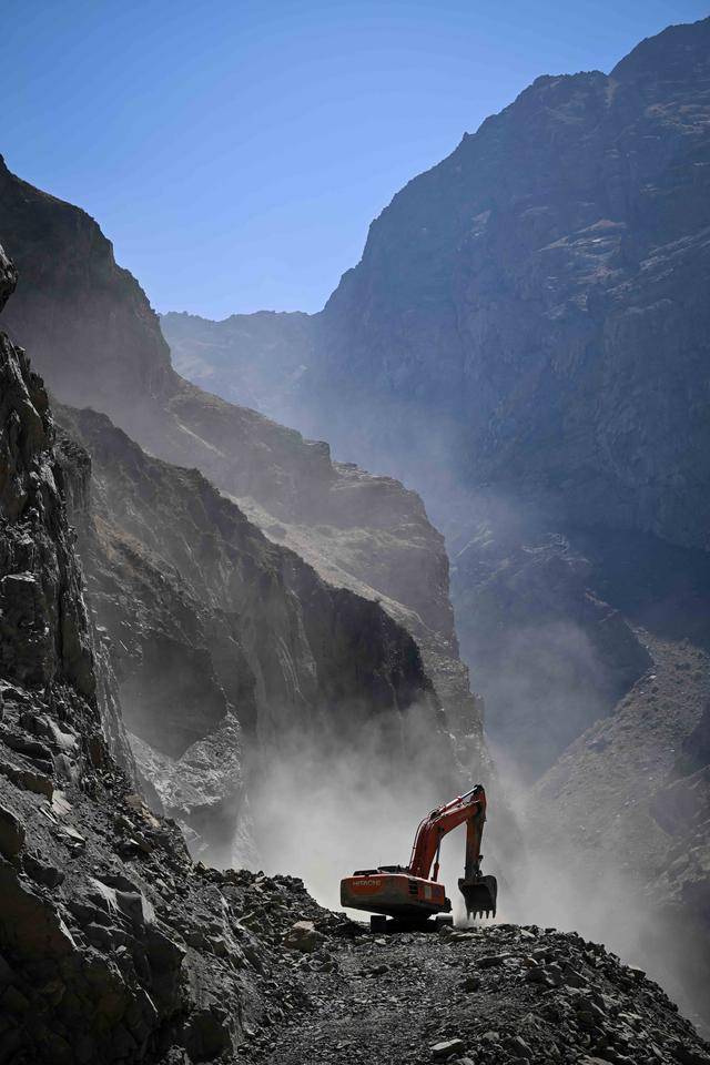 青年说 | 到中亚<strong></p>
<p>理财夜市</strong>，奔赴一场激动人心的“探秘”