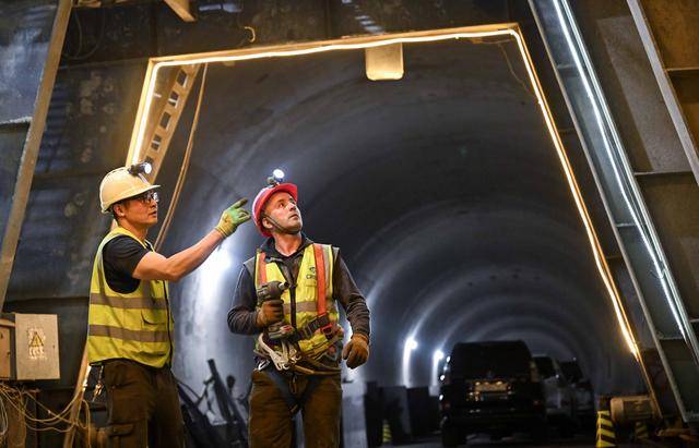 青年说 | 到中亚<strong></p>
<p>理财夜市</strong>，奔赴一场激动人心的“探秘”