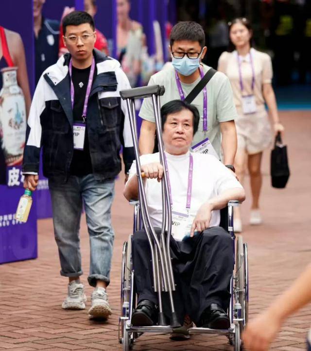 登机视频曝光<strong></p>
<p>理财夜市</strong>，郑智化道歉！除了关注有没有“连滚带爬”，我们更应关注什么？