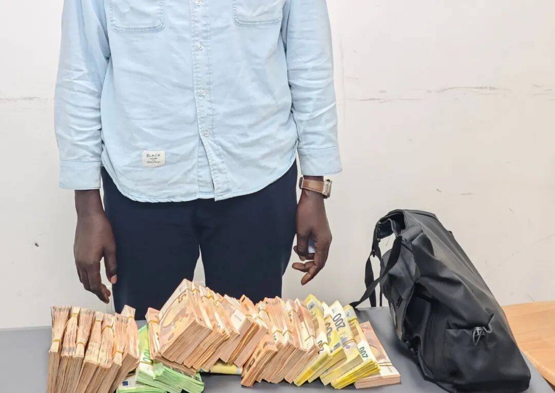 成捆的欧元现金就放在背包里装着<strong></p>
<p>理财会议</strong>，折合人民币超186万元，旅客入境时被广州海关查获