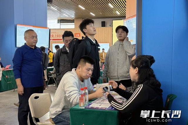 700余名退役军人及军属长沙求职<strong></p>
<p>微理财怎么样</strong>,165人达成意向