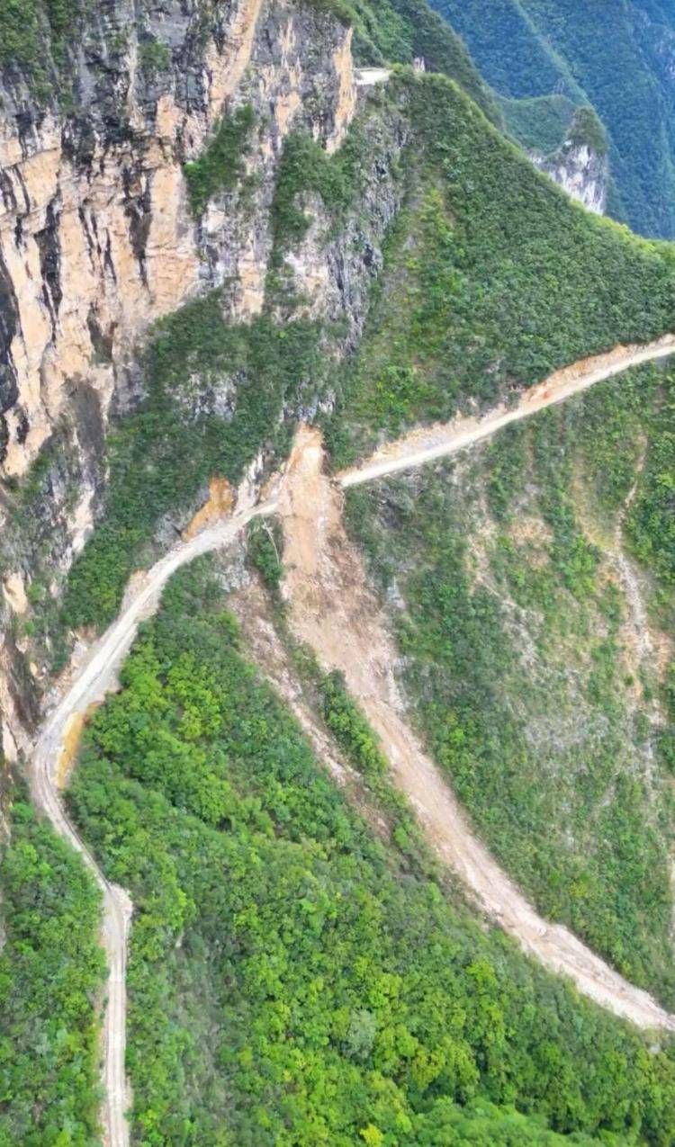 重庆网红“挂壁公路”垮塌，附近村民外出绕行已半月盼修复，当地：已完成排危，正在修