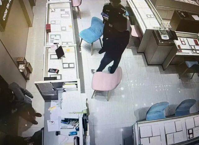 股市套现170万元后<strong></p>
<p>白银理财</strong>,杭州男子豪购300克金条!老板当场报警……