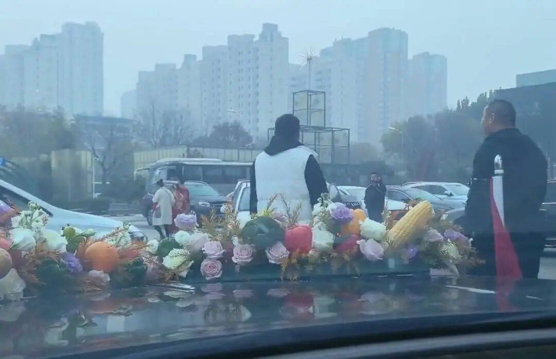 “不给50条烟不让走” ? 知情者称一婚车被拦<strong></p>
<p>白银理财</strong>,新人弃车离开,律师:已达刑事立案标准