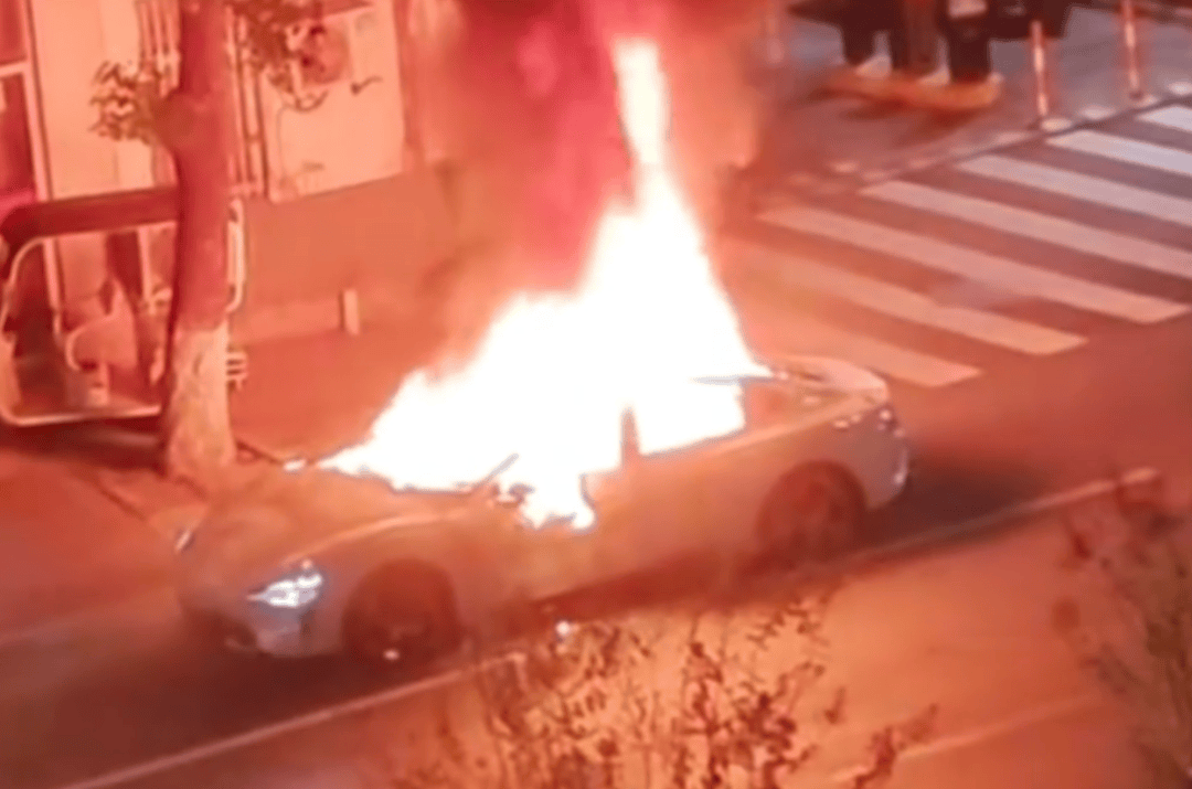一小米SU7事故后突然起火<strong></p>
<p>猪理财</strong>，知情人：刚到维修店下拖车就自燃了，烧了二三十分钟