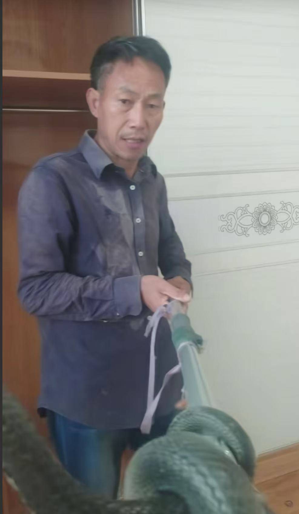 “蛇被我甩开了<strong></p>
<p>财猪理财</strong>,没完全注射毒液”,湖南直播抓蛇被咬伤网红被警方拘留后发声道歉