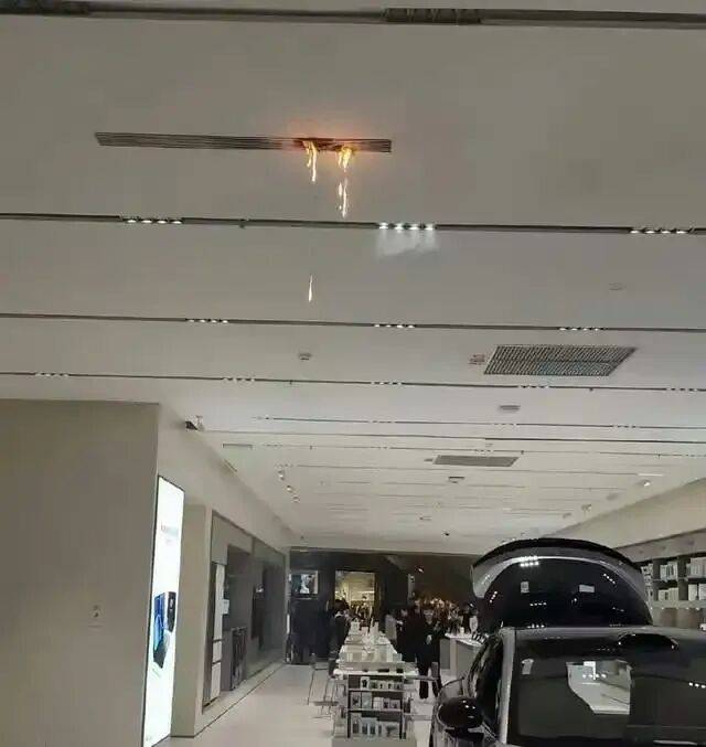 长沙“步步高梅溪新天地”商场一楼汽车展厅内发生火情<strong></p>
<p>如何网上理财</strong>?小米紧急辟谣;商场:是空调管道高温起火