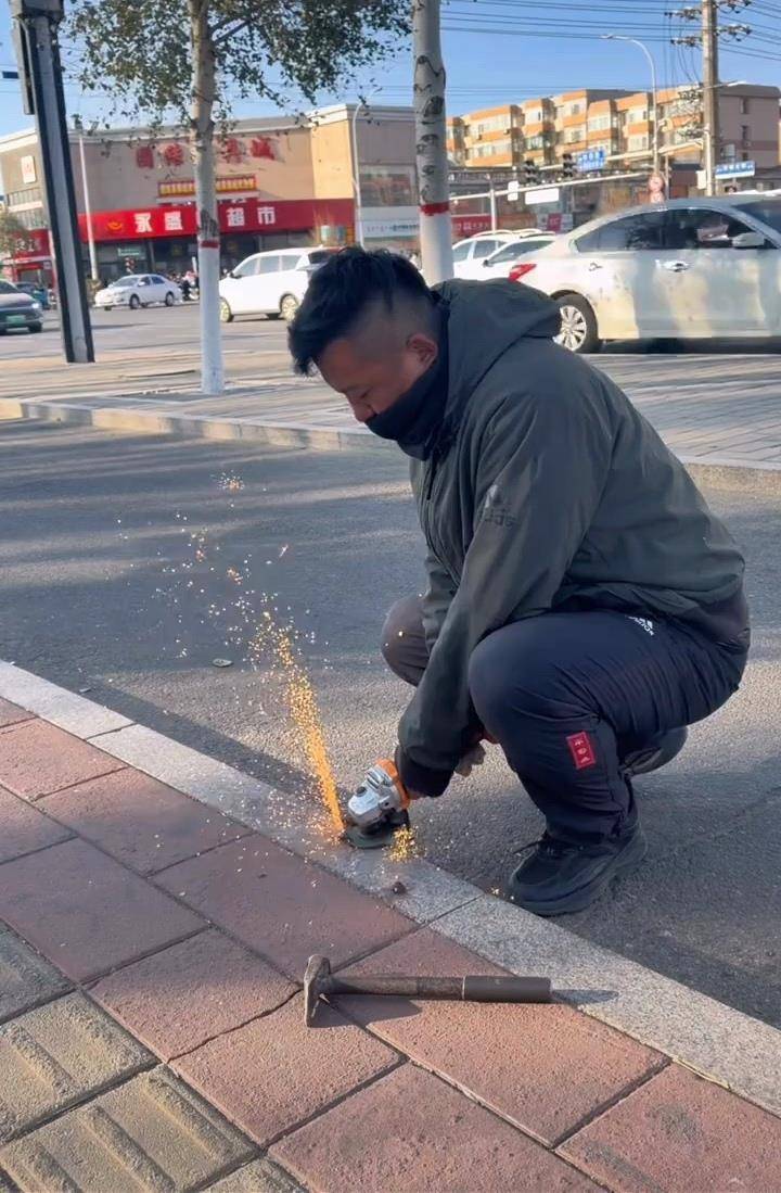 内蒙古“拔钉小哥”6年清理地钉近800斤<strong></p>
<p>公司理财课程</strong>，带动全国200多个“拔钉侠”