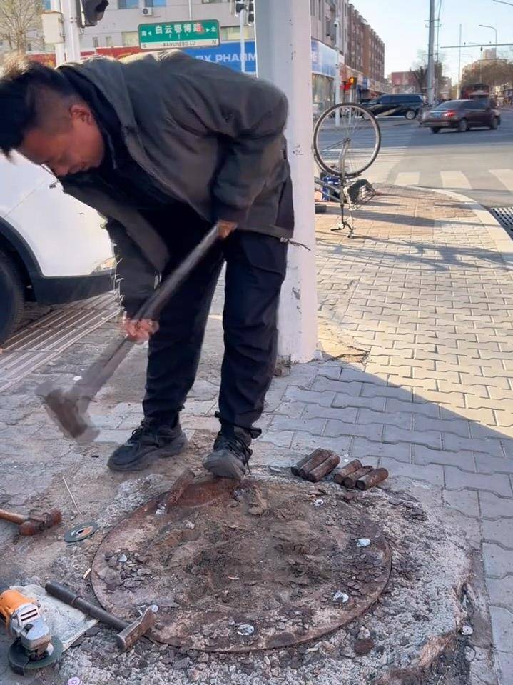 内蒙古“拔钉小哥”6年清理地钉近800斤<strong></p>
<p>公司理财课程</strong>，带动全国200多个“拔钉侠”