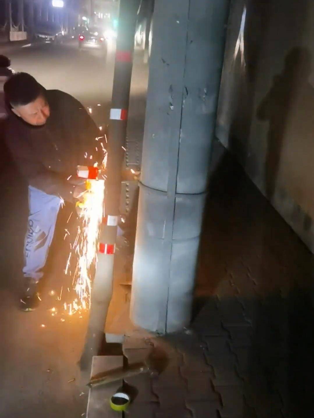 内蒙古“拔钉小哥”6年清理地钉近800斤<strong></p>
<p>公司理财课程</strong>，带动全国200多个“拔钉侠”