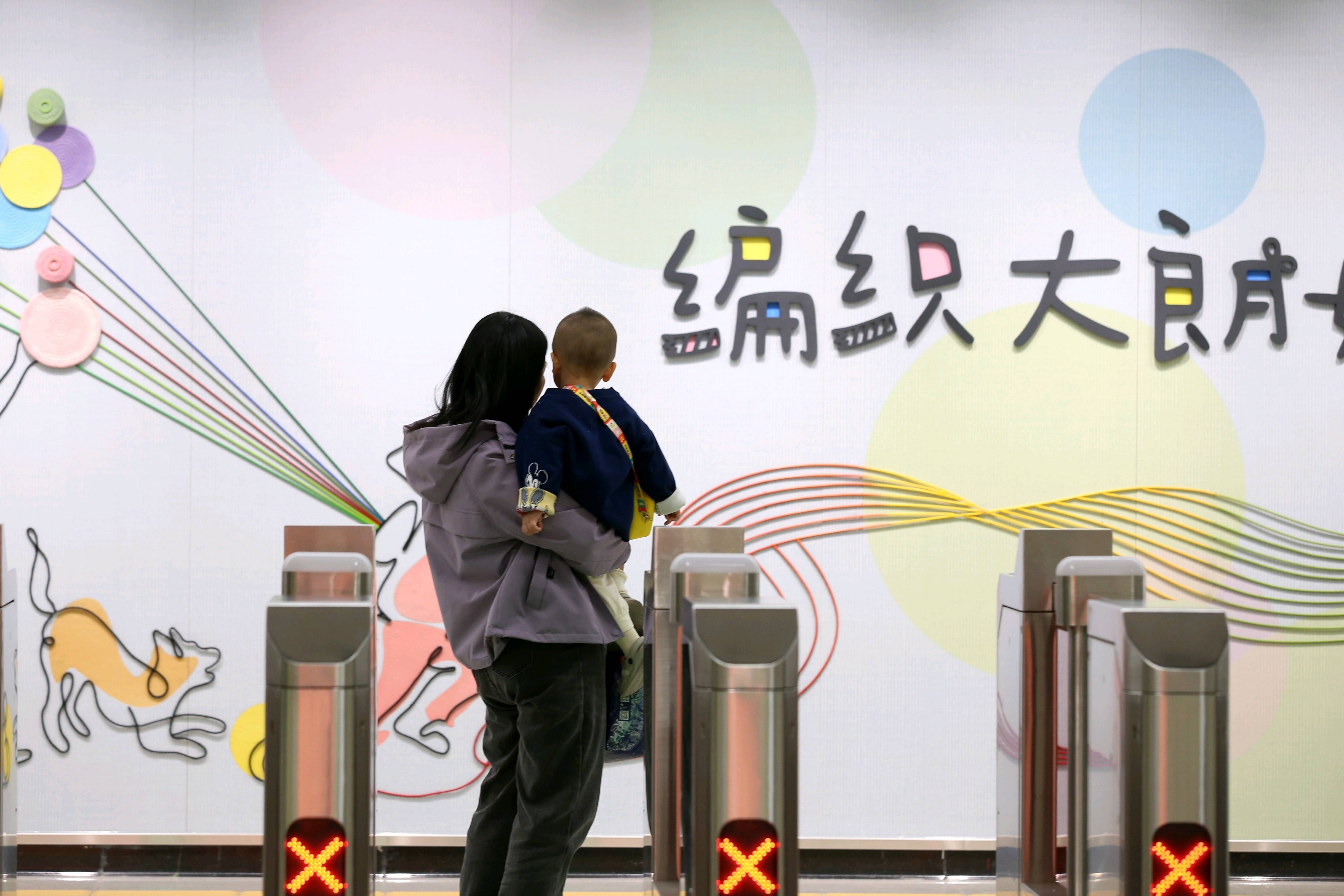 东莞地铁1号线试乘首日<strong></p>
<p>在美国理财</strong>，大朗4站“沸腾”了