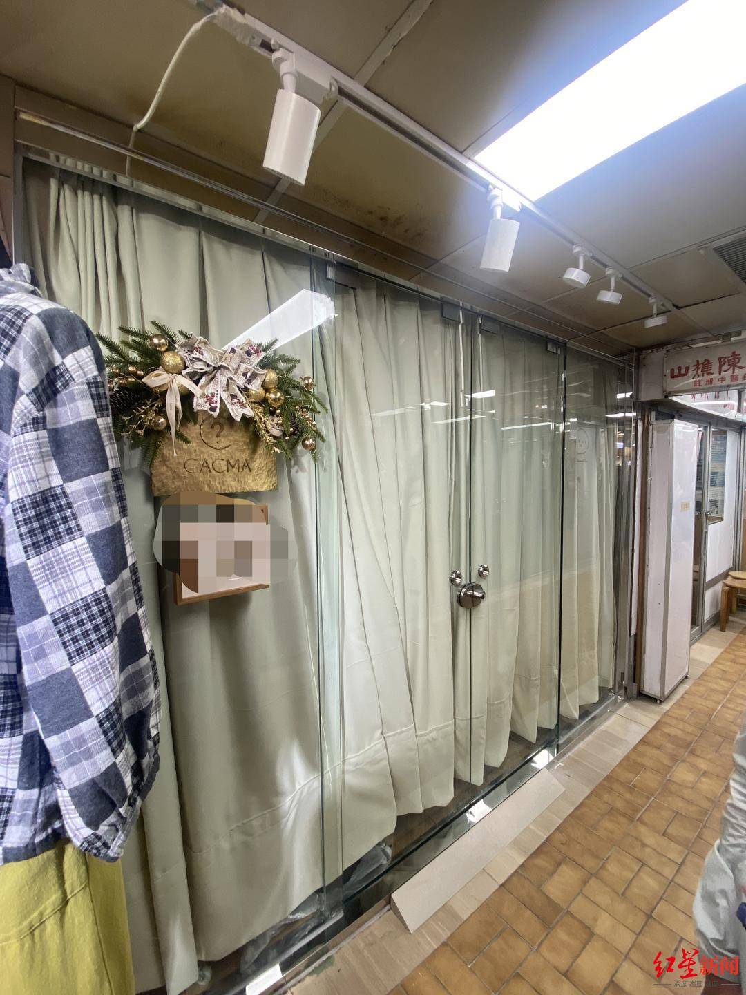 香港消防员何伟豪殉职后<strong></p>
<p>理财金账户卡</strong>，女友关了服装店 朋友：她心情不好，短期不会回来开店了