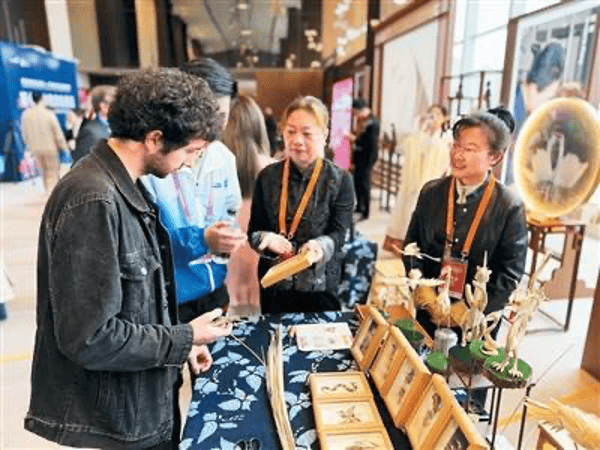 马克龙一路追着它俩<strong></p>
<p>理财金账户卡</strong>，抢先一步要访华！