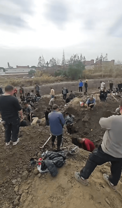 上海车墩镇数十人在老宅挖银元<strong></p>
<p>理财合法吗</strong>？目击者：有人现场挖到后以600元价格转卖；多方回应