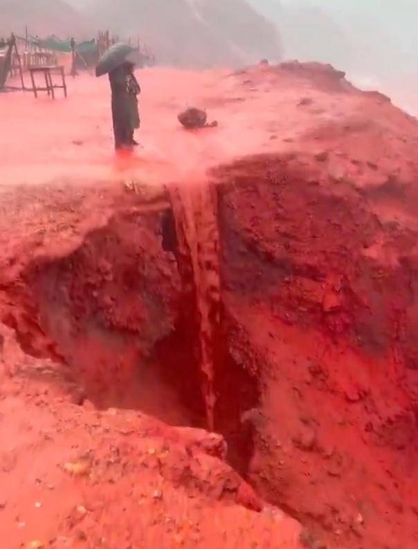 罕见！伊朗霍尔木兹岛遭遇强降雨<strong></p>
<p>理财卷</strong>，部分海域变成“血色海洋”