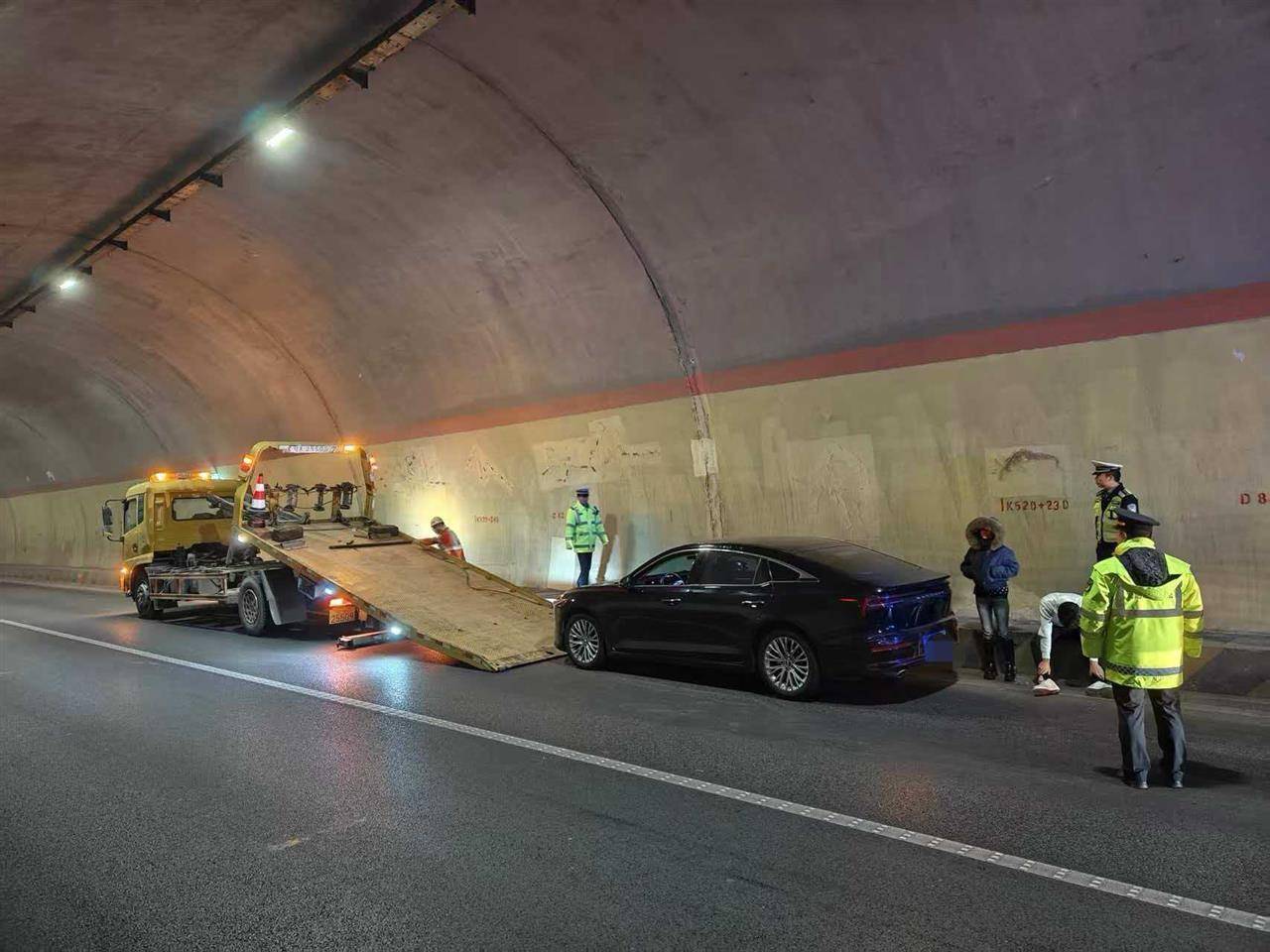 兰海高速一小车定速巡航故障刹车失灵<strong></p>
<p>理财卷</strong>，时速115狂奔490公里直至燃油耗尽，交警开道、路政压阵成功化险