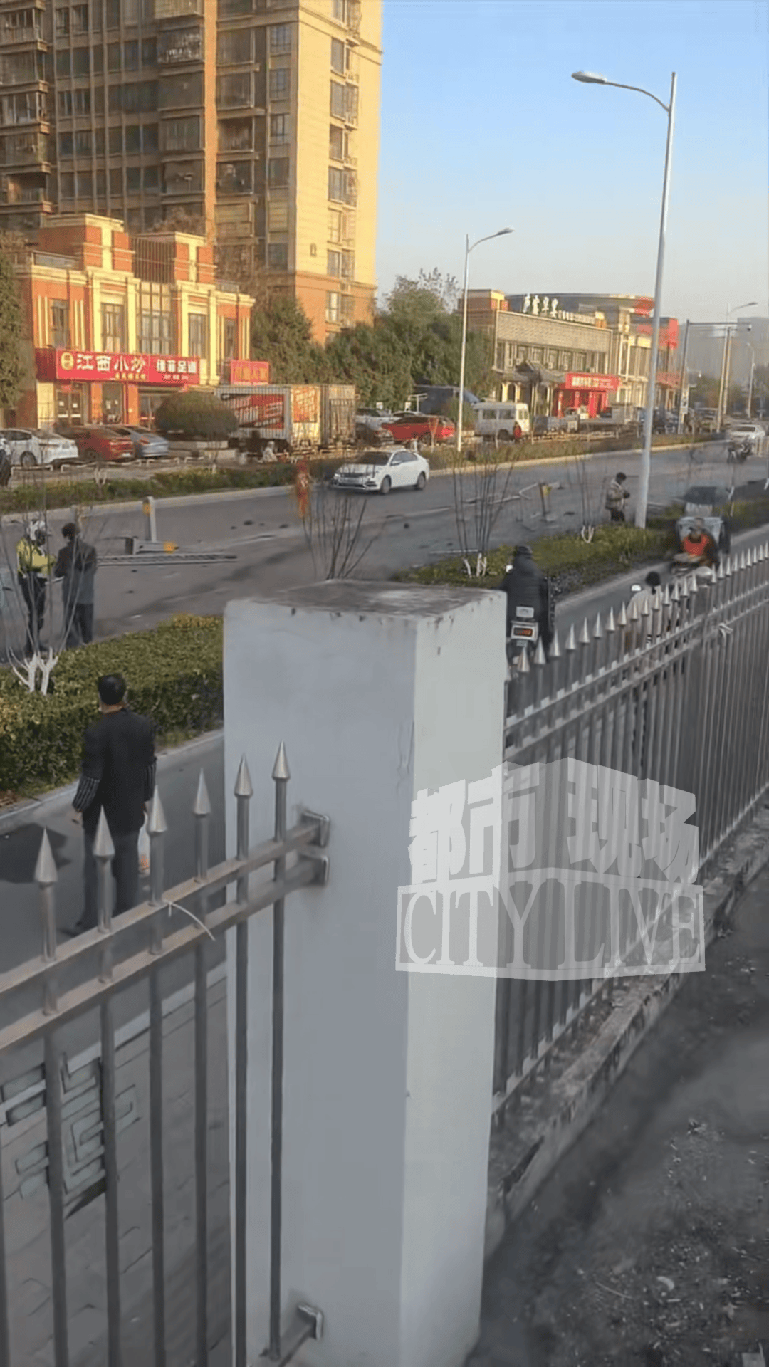 安徽一小米SU7撞翻几十米护栏<strong></p>
<p>理财卷</strong>，目击者称车辆前轮脱落后才刹停，当地交警回应