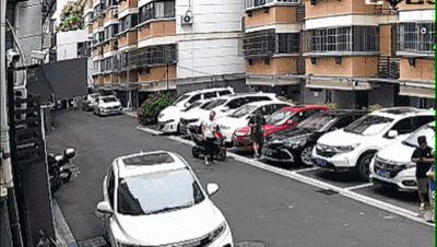 砰!浙江女子刚坐进车里<strong></p>
<p>理财卷</strong>,一把菜刀砸在眼前,随后剪刀又飞来