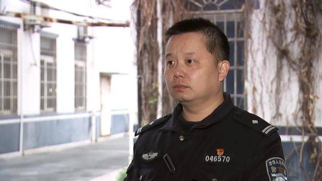 砰!浙江女子刚坐进车里<strong></p>
<p>理财卷</strong>,一把菜刀砸在眼前,随后剪刀又飞来