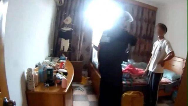 砰!浙江女子刚坐进车里<strong></p>
<p>理财卷</strong>,一把菜刀砸在眼前,随后剪刀又飞来